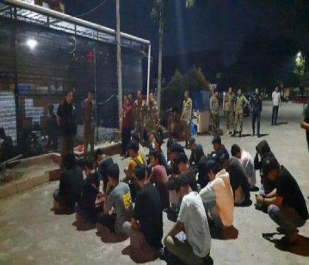 Puluhan orang terjaring dalam razia pekat di tenda ceper sekitar Jalan Naga Sakti, Kota Pekanbaru yang berlangsung hingga Rabu (12/2/2025) dinihari. (Foto: Tribun Pekanbaru)